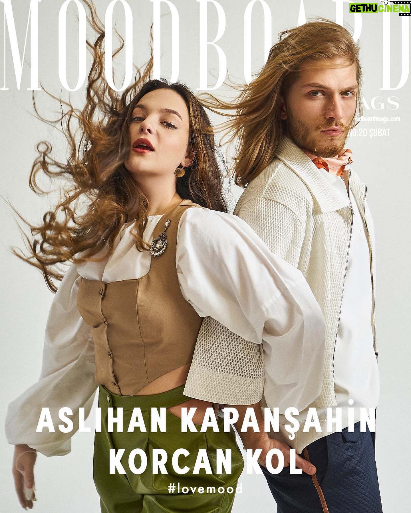 Aslıhan Kapanşahin Instagram - Birlikte yer aldıkları proje ile kendilerine hayran bıraktılar, onların dizi partnerliğini çok sevmiştik! 🤍 #Lovemood sayımıza en çok yakışacak isimlerden, Aslıhan Kapanşahin ve Korcan Kol başarıları ve yetenekleri sayesinde bizim de kalbimizi çaldılar! Aslıhan’ın güzelliğinin yanı sıra, setteki muhteşem enerjisi, Korcan’ın yakışıklılığı ve uyumu ile büyülendik! İşte şimdi sıra sizde! 🤍 #lovemood ASLIHAN KAPANŞAHİN – KORCAN KOL @aslihankapansahinn @korcankol Fotoğraf : Tunca Sarışen @tuncasarisen Styling : Aybike Gürsü Yavuzoğlu @aybikegursu Makyaj & Saç : Mesut Özuzun @mesut.ozuzun Makyaj & Saç Asistanları : Seben Ersoy @sebenersoy , Özlem Avan @ozlemavaan Fotoğraf Asistanı : Dilara Özeren @dilaraaozeren Video : Kaan Bülbüloğlu @kaanbulbuloglustudio Backstage Video : Serdar Özyurt @sserdarozyurt Röportaj : Akın Özışık @akin.ozisik Stüdyo : Motto11 Production @mottto11production Aslıhan Kapanşahin - Menajerlik : Neşe Çakır @nesecakir @unittalent Korcan Kol – Menajerlik : Selim Akar @selimakar Stüdyo: @motto11production