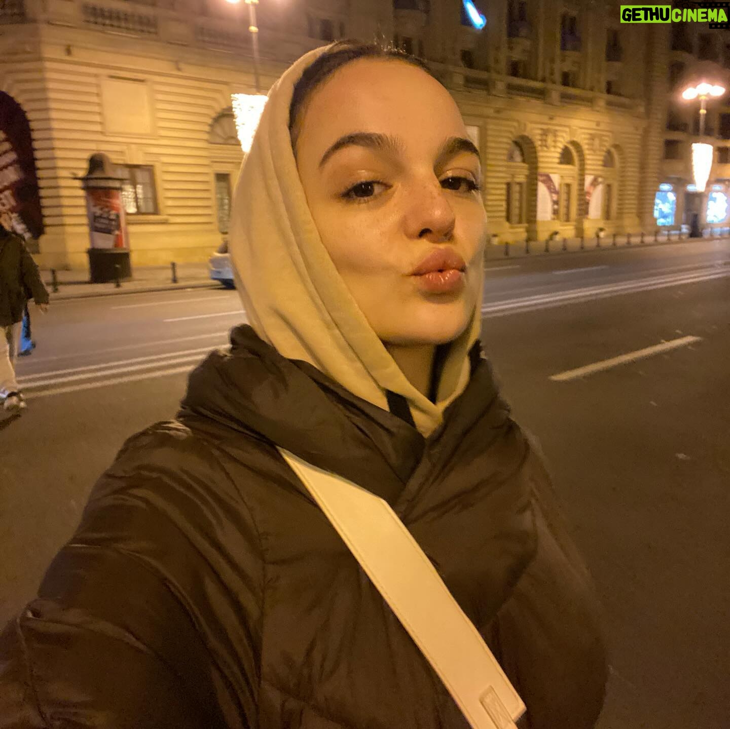 Aslıhan Kapanşahin Instagram - Hayatınızda nice güzel iyi ki dolu yıllar olsun💫 Bu yılda hayatıma giren herkese, yaşadıklarıma ve öğrendiklerime çok teşekkür ederim, her şeye iyi ki! Yeni yılda güzel anılar sizinle olsun.🎄❤️ -Daha paylaşmak istediğim fakat sığdıramadığım bir sürü an var bu yıla dair, siz bilmeseniz de hepsine teşekkürler🌸-