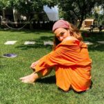 Aslıhan Kapanşahin Instagram – Toprağın ve güneşin enerjisiyle yenilendiğimiz bir iki gün🌞