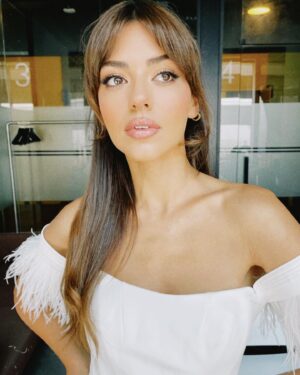 Aslıhan Malbora Instagram - Pek sevgili ekip;

Makyaj: @serhatsenn 
Saç: @themostkuafor @onurrbolukbasii 
Elbise: @yuxelleofficial
Ayakkabı: @ilvi_official
Styling: @seebe.istanbul / @begumpalabiyik
Styling asistan: @sanarangrazz