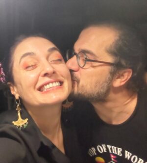 Aslihan Gurbuz Instagram - Her şeyin geçtiğini iliklerime kadar tecrübe ettiğim eski yaşımı bu zat-ı şahanelerle tecrübe ettim🙏🏻
İYİLER ile karşılaşmak tek dileğim bu gıcır yaşımda❤️
Çok şanslıyım be🐣