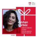 Aslihan Gurbuz Instagram - Selamlar bu foto geldiyse doğum günüm yaklaşıyor ve sizden bir ricam var demektir🐣 Sevgili arkadaşlarım, canım ailem, sıkı fıkı dostlarım, senede 1 görüştüğüm akrabalarım🐒 asla eksiksiz tam kadro bir araya gelemediğim kuzenlerim❤️ uzaktan bakıştığım tanışlarım, selamlaştığım komşularım ve beni tanımadan sevenler 🫵🏻 16 Şubat tarihindeki doğum günümü Todev Vakfından destek alan çocuklar ile paylaşmaya karar verdim. Bu doğum günümde bana verebileceğiniz en güzel hediye otizmli çocuklar için yapacağınız bağışlar olacak. Bağışın küçüğü büyüğü, azı çoğu olmaz nolur unutmayın. Damlaya damlaya göl olur, herkes bütçesi elverdiğince minnacık da olsa benim vesilemle o çocuklar için bişeyler gönderirse ben çok mutlu olacağım🙏🏻 Siz de otizmli çocuklara umut olmak, özel eğitimlerine destek olmak isterseniz kampanya linkime @iyilikpaylas platformu üzerinden ve bio linkimden ulaşabilirsiniz. Detaylı bilgi için @todevvakfi hesabını takip edebilirsiniz. Bir hafta boyunca bu kampanyayı sürekli hatırlatacağım şimdiden ikaz ediyorum veee destekleriniz için teşekkür ediyorum. 🙏🏻❤️🙏🏻