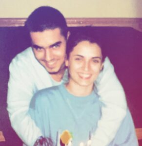 Aslihan Gurbuz Instagram - Beni büyüttüğün her an, baba gibi sarıp sarmaladığın her zorluk, kibar cümlelerinle tevekkülü öğrettiğin her dert, paylaştığın her özel ötesi anlar için minnettarım. Beni kardeşim büyüttü!!! Saçmalamam için açtığın alanlarda çocuk olmamı sağladın canımın can içi, kemiğimin sızısı… Dert değmesin ömrüne, sağlıklı yaşların, huzurlu yuvan ve kocaman gülüşlerinle yaşa yeni yaşını❤️❤️❤️ Not:yeni yaşında yine sana uygun bi abla olamıycam 🐒