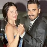 Aslihan Gurbuz Instagram - Beni büyüttüğün her an, baba gibi sarıp sarmaladığın her zorluk, kibar cümlelerinle tevekkülü öğrettiğin her dert, paylaştığın her özel ötesi anlar için minnettarım. Beni kardeşim büyüttü!!! Saçmalamam için açtığın alanlarda çocuk olmamı sağladın canımın can içi, kemiğimin sızısı… Dert değmesin ömrüne, sağlıklı yaşların, huzurlu yuvan ve kocaman gülüşlerinle yaşa yeni yaşını❤️❤️❤️ Not:yeni yaşında yine sana uygun bi abla olamıycam 🐒