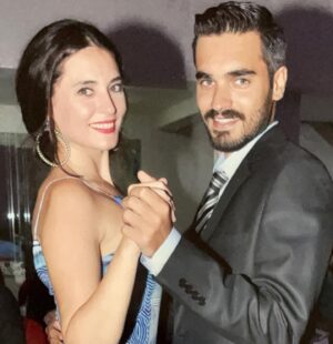Aslihan Gurbuz Instagram - Beni büyüttüğün her an, baba gibi sarıp sarmaladığın her zorluk, kibar cümlelerinle tevekkülü öğrettiğin her dert, paylaştığın her özel ötesi anlar için minnettarım. Beni kardeşim büyüttü!!!
Saçmalamam için açtığın alanlarda çocuk olmamı sağladın canımın can içi, kemiğimin sızısı…
Dert değmesin ömrüne, sağlıklı yaşların, huzurlu yuvan ve kocaman gülüşlerinle yaşa yeni yaşını❤️❤️❤️
Not:yeni yaşında yine sana uygun bi abla olamıycam 🐒