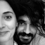 Aslihan Gurbuz Instagram - Beni büyüttüğün her an, baba gibi sarıp sarmaladığın her zorluk, kibar cümlelerinle tevekkülü öğrettiğin her dert, paylaştığın her özel ötesi anlar için minnettarım. Beni kardeşim büyüttü!!! Saçmalamam için açtığın alanlarda çocuk olmamı sağladın canımın can içi, kemiğimin sızısı… Dert değmesin ömrüne, sağlıklı yaşların, huzurlu yuvan ve kocaman gülüşlerinle yaşa yeni yaşını❤️❤️❤️ Not:yeni yaşında yine sana uygun bi abla olamıycam 🐒