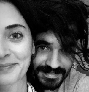 Aslihan Gurbuz Instagram - Beni büyüttüğün her an, baba gibi sarıp sarmaladığın her zorluk, kibar cümlelerinle tevekkülü öğrettiğin her dert, paylaştığın her özel ötesi anlar için minnettarım. Beni kardeşim büyüttü!!!
Saçmalamam için açtığın alanlarda çocuk olmamı sağladın canımın can içi, kemiğimin sızısı…
Dert değmesin ömrüne, sağlıklı yaşların, huzurlu yuvan ve kocaman gülüşlerinle yaşa yeni yaşını❤️❤️❤️
Not:yeni yaşında yine sana uygun bi abla olamıycam 🐒