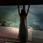 Aslihan Gurbuz Instagram - O kadar umutla başlayıp, geçmişin yaralarını saracağına inandığım 2023… Sen ne ülkeye ne dünyaya hiç iyi gelmedin gibi sanki. Seni kötü bile hatırlamak istemiyorum🤣 yaşanmamış sayıcam. Her sene dileklerin giderek azaldığı bu yeryüzünde “gelen gideni aratmasın” diyor, biten seneyi arkamı dönerek dehlemek suretiyle herkese akıl sağlığı diliyorum efendim🙋🏻‍♀️