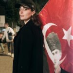 Aslihan Gurbuz Instagram - Ne yazsam karşılığını bulamayacağını hissettiğim duygular içindeydim… Bu gururu, bu coşkuyu ve her şeye rağmen birlik olduğumuzu hissettiren başta MUSTAFA KEMAL ATATÜRK ve tüm KAHRAMANLARIMIZA minnetle🙏🏻 ÇOK YAŞA TÜRKİYE CUMHURİYETİ🇹🇷 İyi ki doğdun ve iyi ki vatandaşınım❤️ (2023 ün son günü itibari ile bayraktan ve Ata dan rahatsız olan başka ülke vatandaşlarının asap bozan saldırıları sebebiyle yoruma kapatıldı. #tartışmakonusudeğil #yorumakapalı )