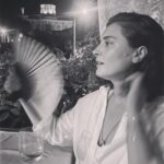 Aslihan Gurbuz Instagram - Gerçeğini bildiğim yalanları dinlerken… #havacoksıcakyormankimseyiannem