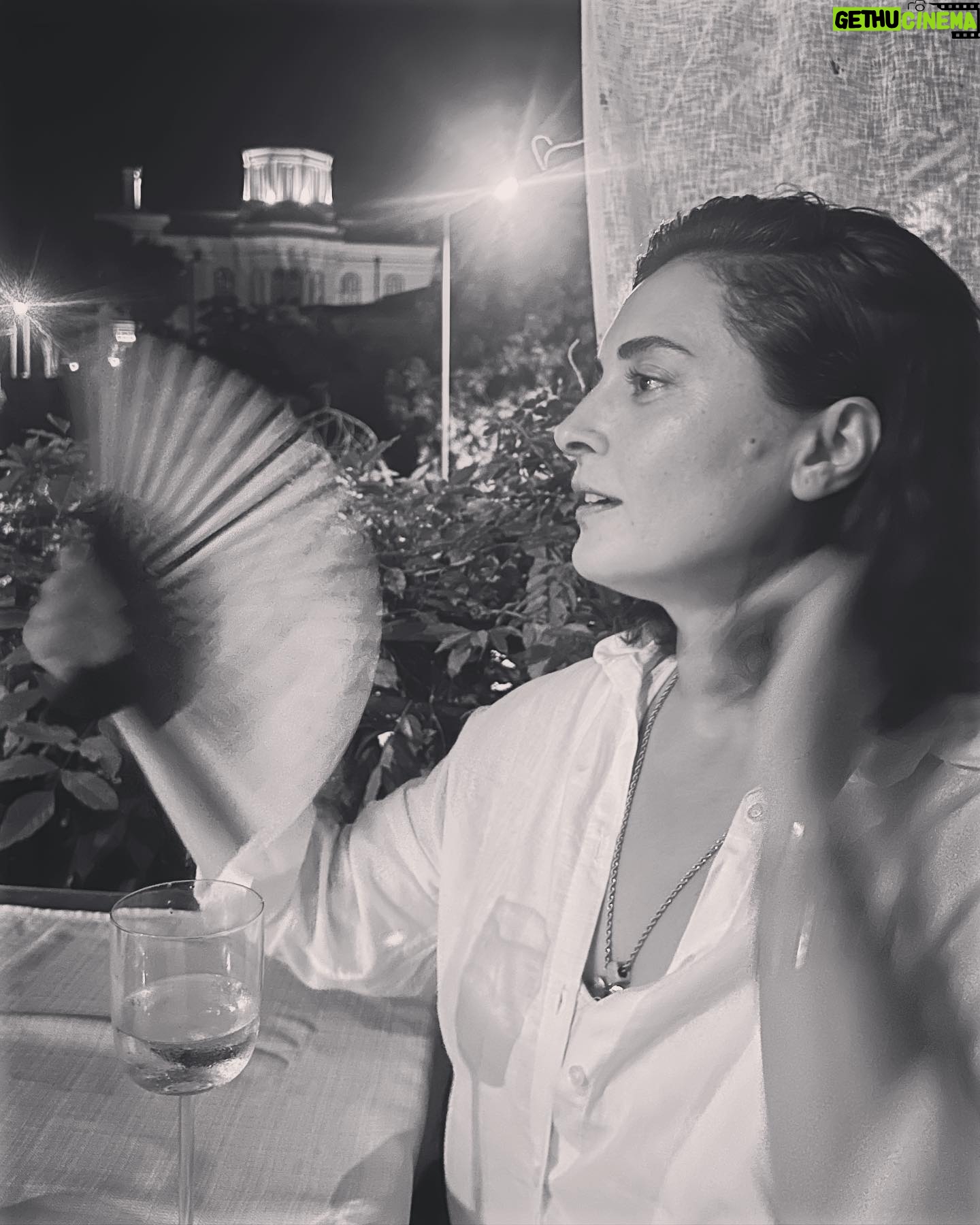 Aslihan Gurbuz Instagram - Gerçeğini bildiğim yalanları dinlerken… #havacoksıcakyormankimseyiannem