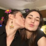 Aslihan Gurbuz Instagram – Her şeyin geçtiğini iliklerime kadar tecrübe ettiğim eski yaşımı bu zat-ı şahanelerle tecrübe ettim🙏🏻
İYİLER ile karşılaşmak tek dileğim bu gıcır yaşımda❤️
Çok şanslıyım be🐣