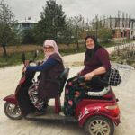 Aslihan Gurbuz Instagram - Dört kuşak öncemin bildiğini, eğitimler alarak tekrar öğrenmeye çabalayan ve hala öğrenmeye devam eden amatör bir çiftçiyim ben, belgeli melgeli:) Bugün ben değilim mesele; Kuşaklardır rızkını topraktan-mahsülden-hayvandan sağlayan ÇİFTÇİLER… Yanlış politikalarla çoğunun belini büktüğümüz, sorunlarını görmezden gelip küstürdüğümüz, bir çoğunu artık yapamayacak hale getirdiğimiz, tarlasını-bağını-hayvanını bıraktırdığımız o güzel insanlarımız…. “Köylü milletin efendisi” ydi ya bir zamanlar, bu efendiler O emektar insanlardı. Büyük buhranda koca ülkelerin beli bükülürken üretime devam edenler, ürettiklerini dünyaya pazarlayanlardı, yediğinin çekirdeğini atsan, (hibrit değilse) ürün veren bu mucize topraklara sahip bu memlekette ne tarım ne de ÇiFTÇİ hakettiği yerde değil, hakettiğimiz yerde değiliz!!!! Başlık başlık girsem onlarca sorun başlığı yazılır buraya ki, dedim ya ben amatörüm :) Bir kaç senedir bir çok uzman “paranız olsa da yiyecek olmayacak, mahsüle ulaşamayacaksınız, kıtlık olucak” diyip dururken, tüm dünyada tarım için eylemler yapılırken, böyle bir günde yüreğim pır pır günüzü kutlar iyi dileklerimi sunmak isterim sizlere…. Emeğinizin karşılığını aldığınız, yalnız sizlerin ürettiklerini tükettiğimiz, tüm yüklerinizden hafiflediğiniz ve en önemlisi her sene kâr ettiğiniz yıllarınız olsun, iyi ki varsınız🙏🏻 Vee tanıdığım çiftçiler; Baba tarafımdan Seyitgazi’li tüm akrabağlarım. Pırlanta gibi evlatlar yetiştirirken koca bir pazara üretim yapan @tohumanneden Ailelerin mahsüllerini yiyip tarlalarını gezdiğim güzeller @temedragve ve @selenistan Dünyanun diğer ucunda çocuklar için meyve fidesi diken ve her sıkıştığımda danıştığım @mrvgulistanaydn Emekli olunca komşum olan @zuhal_zekovic Veee beni eğiten değerli hocalarım ve harika kurum @bacembalikesir Her birinizin bu özel ve güzel gününü kutlar bereket dilerim🧡🙏🏻🌾👩🏻‍🌾🚜