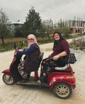 Aslihan Gurbuz Instagram - Dört kuşak öncemin bildiğini, eğitimler alarak tekrar öğrenmeye çabalayan ve hala öğrenmeye devam eden amatör bir çiftçiyim ben, belgeli melgeli:)
Bugün ben değilim mesele;
Kuşaklardır rızkını topraktan-mahsülden-hayvandan sağlayan ÇİFTÇİLER…
Yanlış politikalarla çoğunun belini büktüğümüz, sorunlarını görmezden gelip küstürdüğümüz, bir çoğunu artık yapamayacak hale getirdiğimiz, tarlasını-bağını-hayvanını bıraktırdığımız o güzel insanlarımız….
“Köylü milletin efendisi” ydi ya bir zamanlar, bu efendiler O emektar insanlardı. Büyük buhranda koca ülkelerin beli bükülürken üretime devam edenler, ürettiklerini dünyaya pazarlayanlardı, yediğinin çekirdeğini atsan, (hibrit değilse) ürün veren bu mucize topraklara sahip bu memlekette  ne tarım ne de ÇiFTÇİ hakettiği yerde değil, hakettiğimiz yerde değiliz!!!!
Başlık başlık girsem onlarca sorun başlığı yazılır buraya ki, dedim ya ben amatörüm :)
Bir kaç senedir bir çok uzman “paranız olsa da yiyecek olmayacak, mahsüle ulaşamayacaksınız, kıtlık olucak” diyip dururken, tüm dünyada tarım için eylemler yapılırken, böyle bir günde yüreğim pır pır günüzü kutlar iyi dileklerimi sunmak isterim sizlere….
Emeğinizin karşılığını aldığınız, yalnız sizlerin ürettiklerini tükettiğimiz, tüm yüklerinizden hafiflediğiniz ve en önemlisi her sene kâr ettiğiniz yıllarınız olsun, iyi ki varsınız🙏🏻

Vee tanıdığım çiftçiler; 
Baba tarafımdan Seyitgazi’li tüm akrabağlarım.
Pırlanta gibi evlatlar yetiştirirken koca bir pazara üretim yapan @tohumanneden 
Ailelerin mahsüllerini yiyip tarlalarını gezdiğim  güzeller @temedragve  ve @selenistan 
Dünyanun diğer ucunda çocuklar için meyve fidesi diken ve her sıkıştığımda danıştığım @mrvgulistanaydn 
Emekli olunca komşum olan  @zuhal_zekovic 
Veee beni eğiten değerli hocalarım ve harika kurum @bacembalikesir 

Her birinizin bu özel ve güzel gününü kutlar bereket dilerim🧡🙏🏻🌾👩🏻‍🌾🚜