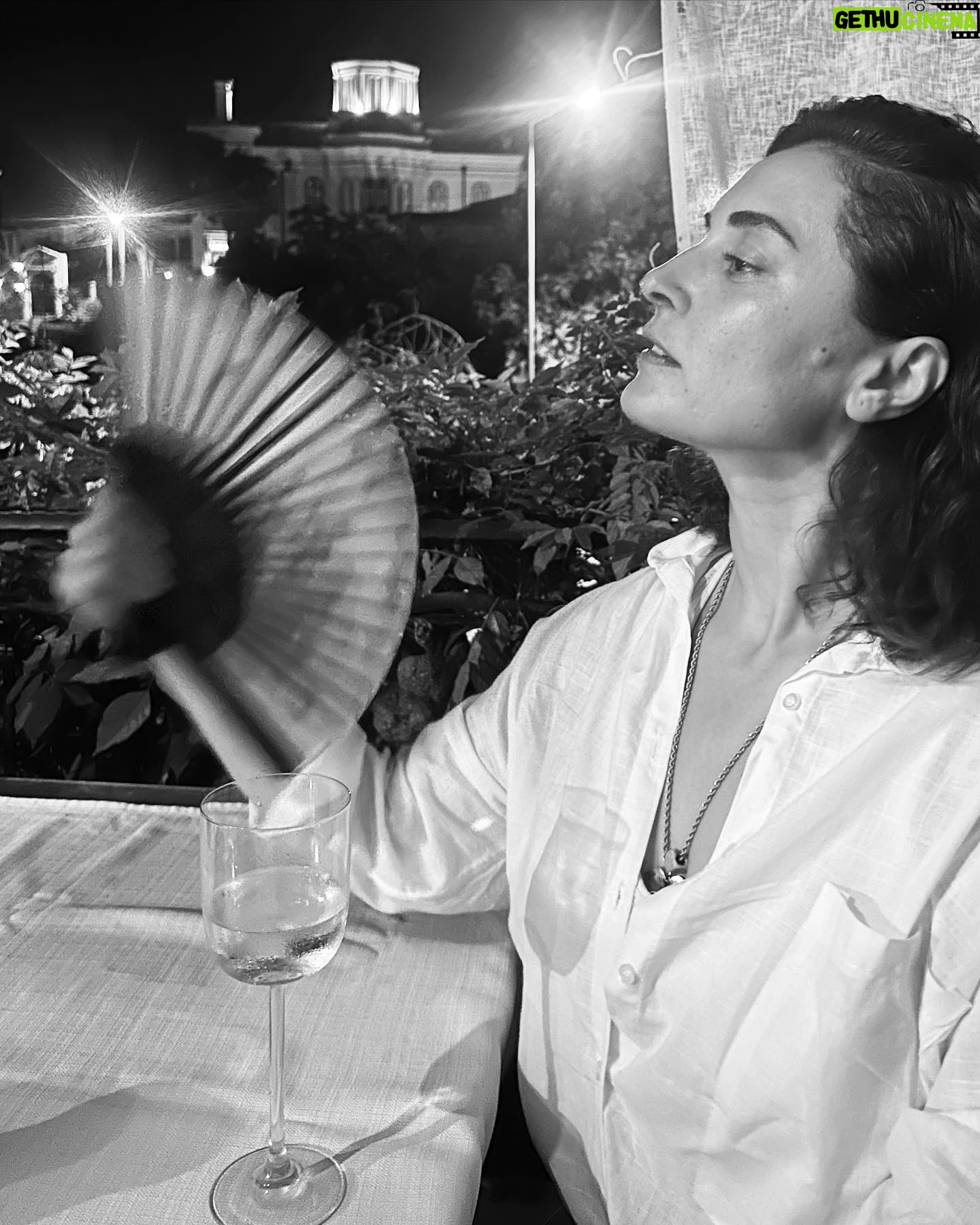 Aslihan Gurbuz Instagram - Gerçeğini bildiğim yalanları dinlerken… #havacoksıcakyormankimseyiannem