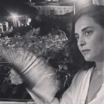 Aslihan Gurbuz Instagram - Gerçeğini bildiğim yalanları dinlerken… #havacoksıcakyormankimseyiannem