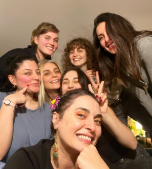 Aslihan Gurbuz Instagram - Her şeyin geçtiğini iliklerime kadar tecrübe ettiğim eski yaşımı bu zat-ı şahanelerle tecrübe ettim🙏🏻
İYİLER ile karşılaşmak tek dileğim bu gıcır yaşımda❤️
Çok şanslıyım be🐣