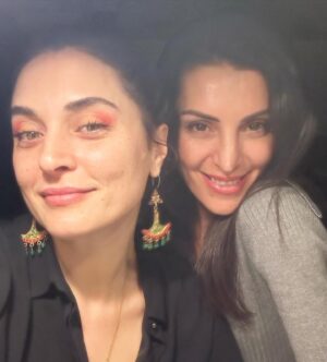 Aslihan Gurbuz Instagram - Her şeyin geçtiğini iliklerime kadar tecrübe ettiğim eski yaşımı bu zat-ı şahanelerle tecrübe ettim🙏🏻
İYİLER ile karşılaşmak tek dileğim bu gıcır yaşımda❤️
Çok şanslıyım be🐣