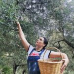 Aslihan Gurbuz Instagram - Hayat sana teşekkür ederim 🙏🏻 yakınlarına “benden sonra bir zeytin bir de limon ekin başucuma” diyen beni gördüğün için🙏🏻 Bana bir zeytinlik verdiğin ve böyle sevildiğim için❤️ Evet hiçbirini ben ellerimle ekmedim, evet limon da yok, yokluk yılına da denk geldim tamam, ama bu verdiklerine bin şükür be🙏🏻🙏🏻🙏🏻 Çok mutluyum efendim, dileyen isteyen herkese nasip olmasını dilerim❤️