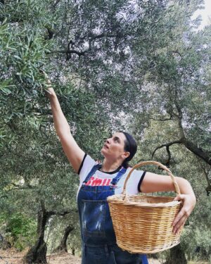 Aslihan Gurbuz Instagram - Hayat sana teşekkür ederim 🙏🏻
yakınlarına “benden sonra bir zeytin bir de limon ekin başucuma” diyen beni gördüğün için🙏🏻
Bana bir zeytinlik verdiğin ve böyle sevildiğim için❤️
Evet hiçbirini ben ellerimle ekmedim, evet limon da yok, yokluk yılına da denk geldim tamam, ama bu verdiklerine bin şükür be🙏🏻🙏🏻🙏🏻
Çok mutluyum efendim, dileyen isteyen herkese nasip olmasını dilerim❤️