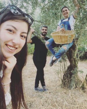 Aslihan Gurbuz Instagram - Hayat sana teşekkür ederim 🙏🏻
yakınlarına “benden sonra bir zeytin bir de limon ekin başucuma” diyen beni gördüğün için🙏🏻
Bana bir zeytinlik verdiğin ve böyle sevildiğim için❤️
Evet hiçbirini ben ellerimle ekmedim, evet limon da yok, yokluk yılına da denk geldim tamam, ama bu verdiklerine bin şükür be🙏🏻🙏🏻🙏🏻
Çok mutluyum efendim, dileyen isteyen herkese nasip olmasını dilerim❤️