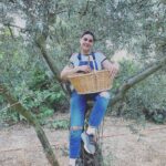 Aslihan Gurbuz Instagram - Hayat sana teşekkür ederim 🙏🏻 yakınlarına “benden sonra bir zeytin bir de limon ekin başucuma” diyen beni gördüğün için🙏🏻 Bana bir zeytinlik verdiğin ve böyle sevildiğim için❤️ Evet hiçbirini ben ellerimle ekmedim, evet limon da yok, yokluk yılına da denk geldim tamam, ama bu verdiklerine bin şükür be🙏🏻🙏🏻🙏🏻 Çok mutluyum efendim, dileyen isteyen herkese nasip olmasını dilerim❤️