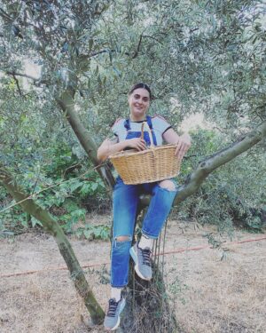 Aslihan Gurbuz Instagram - Hayat sana teşekkür ederim 🙏🏻
yakınlarına “benden sonra bir zeytin bir de limon ekin başucuma” diyen beni gördüğün için🙏🏻
Bana bir zeytinlik verdiğin ve böyle sevildiğim için❤️
Evet hiçbirini ben ellerimle ekmedim, evet limon da yok, yokluk yılına da denk geldim tamam, ama bu verdiklerine bin şükür be🙏🏻🙏🏻🙏🏻
Çok mutluyum efendim, dileyen isteyen herkese nasip olmasını dilerim❤️
