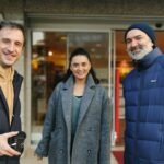 Aslihan Gurbuz Instagram - Bu fotoğrafları paylaşmak için 1 seneden fazladır bekliyorum ben…. Hayatımın en değişik tecrübesiydi “kuvvetli bir alkış” aslı olarak bambaşka dertlerin içinde debelenirken beni ZEYNEP i emanet etmeye uygun gördü Berkun ve bir de yanıma en uyumlu oyun arkadaşı Fatih i verdi🙏🏻🙏🏻 Hayat benden birilerini alırken çok kıymetli yenilerini ekledi yanıma, kocaman ve şifalı bir aile olduk @krek.tiyatro.film le. Hep diyorum bizim iş ekip işi, vaktine ve doğrusuna denk gelmek ise şans. Çok şanslıydım ben, çok şey öğrendim, çok geliştim, değiştim ve iyileştim. Tüm ekibe sizlerin huzurunda teşekkürü borç bilirim, her biriniz öyle kıymetlisiniz ve olmasaydınız o kadar olamazdım ki TEŞEKKÜR EDERİM🙏🏻 Ama bu iki beyefendi ❤️❤️ İyi ki denk geldim.