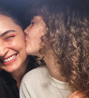 Aslihan Gurbuz Instagram - Her şeyin geçtiğini iliklerime kadar tecrübe ettiğim eski yaşımı bu zat-ı şahanelerle tecrübe ettim🙏🏻
İYİLER ile karşılaşmak tek dileğim bu gıcır yaşımda❤️
Çok şanslıyım be🐣