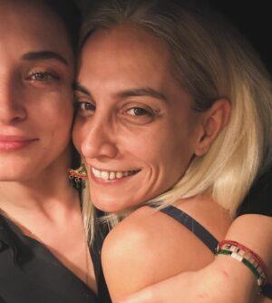 Aslihan Gurbuz Instagram - Her şeyin geçtiğini iliklerime kadar tecrübe ettiğim eski yaşımı bu zat-ı şahanelerle tecrübe ettim🙏🏻
İYİLER ile karşılaşmak tek dileğim bu gıcır yaşımda❤️
Çok şanslıyım be🐣
