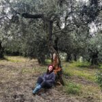 Aslihan Gurbuz Instagram - Dört kuşak öncemin bildiğini, eğitimler alarak tekrar öğrenmeye çabalayan ve hala öğrenmeye devam eden amatör bir çiftçiyim ben, belgeli melgeli:) Bugün ben değilim mesele; Kuşaklardır rızkını topraktan-mahsülden-hayvandan sağlayan ÇİFTÇİLER… Yanlış politikalarla çoğunun belini büktüğümüz, sorunlarını görmezden gelip küstürdüğümüz, bir çoğunu artık yapamayacak hale getirdiğimiz, tarlasını-bağını-hayvanını bıraktırdığımız o güzel insanlarımız…. “Köylü milletin efendisi” ydi ya bir zamanlar, bu efendiler O emektar insanlardı. Büyük buhranda koca ülkelerin beli bükülürken üretime devam edenler, ürettiklerini dünyaya pazarlayanlardı, yediğinin çekirdeğini atsan, (hibrit değilse) ürün veren bu mucize topraklara sahip bu memlekette ne tarım ne de ÇiFTÇİ hakettiği yerde değil, hakettiğimiz yerde değiliz!!!! Başlık başlık girsem onlarca sorun başlığı yazılır buraya ki, dedim ya ben amatörüm :) Bir kaç senedir bir çok uzman “paranız olsa da yiyecek olmayacak, mahsüle ulaşamayacaksınız, kıtlık olucak” diyip dururken, tüm dünyada tarım için eylemler yapılırken, böyle bir günde yüreğim pır pır günüzü kutlar iyi dileklerimi sunmak isterim sizlere…. Emeğinizin karşılığını aldığınız, yalnız sizlerin ürettiklerini tükettiğimiz, tüm yüklerinizden hafiflediğiniz ve en önemlisi her sene kâr ettiğiniz yıllarınız olsun, iyi ki varsınız🙏🏻 Vee tanıdığım çiftçiler; Baba tarafımdan Seyitgazi’li tüm akrabağlarım. Pırlanta gibi evlatlar yetiştirirken koca bir pazara üretim yapan @tohumanneden Ailelerin mahsüllerini yiyip tarlalarını gezdiğim güzeller @temedragve ve @selenistan Dünyanun diğer ucunda çocuklar için meyve fidesi diken ve her sıkıştığımda danıştığım @mrvgulistanaydn Emekli olunca komşum olan @zuhal_zekovic Veee beni eğiten değerli hocalarım ve harika kurum @bacembalikesir Her birinizin bu özel ve güzel gününü kutlar bereket dilerim🧡🙏🏻🌾👩🏻‍🌾🚜