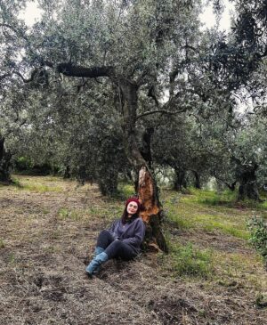 Aslihan Gurbuz Instagram - Dört kuşak öncemin bildiğini, eğitimler alarak tekrar öğrenmeye çabalayan ve hala öğrenmeye devam eden amatör bir çiftçiyim ben, belgeli melgeli:)
Bugün ben değilim mesele;
Kuşaklardır rızkını topraktan-mahsülden-hayvandan sağlayan ÇİFTÇİLER…
Yanlış politikalarla çoğunun belini büktüğümüz, sorunlarını görmezden gelip küstürdüğümüz, bir çoğunu artık yapamayacak hale getirdiğimiz, tarlasını-bağını-hayvanını bıraktırdığımız o güzel insanlarımız….
“Köylü milletin efendisi” ydi ya bir zamanlar, bu efendiler O emektar insanlardı. Büyük buhranda koca ülkelerin beli bükülürken üretime devam edenler, ürettiklerini dünyaya pazarlayanlardı, yediğinin çekirdeğini atsan, (hibrit değilse) ürün veren bu mucize topraklara sahip bu memlekette  ne tarım ne de ÇiFTÇİ hakettiği yerde değil, hakettiğimiz yerde değiliz!!!!
Başlık başlık girsem onlarca sorun başlığı yazılır buraya ki, dedim ya ben amatörüm :)
Bir kaç senedir bir çok uzman “paranız olsa da yiyecek olmayacak, mahsüle ulaşamayacaksınız, kıtlık olucak” diyip dururken, tüm dünyada tarım için eylemler yapılırken, böyle bir günde yüreğim pır pır günüzü kutlar iyi dileklerimi sunmak isterim sizlere….
Emeğinizin karşılığını aldığınız, yalnız sizlerin ürettiklerini tükettiğimiz, tüm yüklerinizden hafiflediğiniz ve en önemlisi her sene kâr ettiğiniz yıllarınız olsun, iyi ki varsınız🙏🏻

Vee tanıdığım çiftçiler; 
Baba tarafımdan Seyitgazi’li tüm akrabağlarım.
Pırlanta gibi evlatlar yetiştirirken koca bir pazara üretim yapan @tohumanneden 
Ailelerin mahsüllerini yiyip tarlalarını gezdiğim  güzeller @temedragve  ve @selenistan 
Dünyanun diğer ucunda çocuklar için meyve fidesi diken ve her sıkıştığımda danıştığım @mrvgulistanaydn 
Emekli olunca komşum olan  @zuhal_zekovic 
Veee beni eğiten değerli hocalarım ve harika kurum @bacembalikesir 

Her birinizin bu özel ve güzel gününü kutlar bereket dilerim🧡🙏🏻🌾👩🏻‍🌾🚜