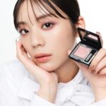 Asuka Kijima Instagram - 5/31(金)より ディオールショウ モノ クルールが誕生🪞🪄 透けるような艶がとっても美しくて、 まぶたにのせると特別な気持ちになる素敵なアイテム。 今回私は755 ローズ チュールをつけてみました〜 この色はクリスチャン・ディオールの アトリエで使用される上質なチュール生地のように 繊細に艶めくピンクをイメージしているらしく… その言葉だけでわくわくしちゃうよね🫶🏻 この上品なメタリック感がたまらない♡ ペンシルアイライナーや、 進化した美容液マスカラベースも同日発売するようです☺︎ #ディオールショウ #supportedbydior