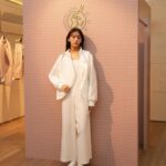 Asuka Kijima Instagram - HERNO 青山店で行われている、「HERNO GLOBE ANREALAGE ポップインイベント」へ行ってきました☺︎ 今回着用させていただいたアウターは、Herno Globe がアースデイを記念し ANREALAGE とコラボした新作だそう。 形がとっても可愛くて一目惚れしたアイテム🤍 購入または LINE のお友だち登録で特設フォトブースの体験もできるらしく、わたしもノリノリで撮影しました☺️笑 4月22日〜29日 (月・祝)まで行っているみたいなので、ぜひ足を運んでみてください✨ #Herno #UrbanOuterwearCouture #HernoSS24 #HernoClub #Anrealage #PR
