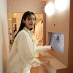 Asuka Kijima Instagram - HERNO 青山店で行われている、「HERNO GLOBE ANREALAGE ポップインイベント」へ行ってきました☺︎ 今回着用させていただいたアウターは、Herno Globe がアースデイを記念し ANREALAGE とコラボした新作だそう。 形がとっても可愛くて一目惚れしたアイテム🤍 購入または LINE のお友だち登録で特設フォトブースの体験もできるらしく、わたしもノリノリで撮影しました☺️笑 4月22日〜29日 (月・祝)まで行っているみたいなので、ぜひ足を運んでみてください✨ #Herno #UrbanOuterwearCouture #HernoSS24 #HernoClub #Anrealage #PR