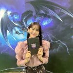 Asuka Kijima Instagram – ‍
遊戯王デュエルモンスターズ
決闘者伝説The Legend of Duelist QUARTER CENTURY

来場されたみなさん、
出演者のみなさん、スタッフのみなさん。

あの場にいた全員から
遊戯王、そして遊戯王カードゲームへの愛情が
本当によく伝わってきて

そんな特別な日にMCとしてご一緒できたことが
とても幸せで、光栄でございました。
ありがとうございました！

改めて、
遊戯王カードゲーム25周年おめでとうございます✨

衣装タグ付けしています☺︎