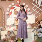 Asuka Kijima Instagram - ‍ 大好きなJO MALONE LONDONの “Gingerbread Land”ポップアップイベントへ。 ‍ 2023年のクリスマス限定コレクションは 英国の伝統菓子 ジンジャーブレッドから インスパイアされたコレクション🎄 甘い中にスパイシーさもあって、 わたしの好みの香り…♡ ‍ ジンジャーブレッドハウスや カラフルなオーナメントで彩られたクリスマスツリー、 お菓子の国に迷い込んだような世界観がとっても素敵で クリスマスがより楽しみになる空間でした✨ 12月14日(木)から12月25日(月)の期間、 表参道ヒルズ B3F スペースオー で開催されているので 是非足を運んでみてください🍪 公式LINEアカウントから事前予約ができます☺︎ #PR #JustBecause #JoMaloneLondon #SeasonOfScent