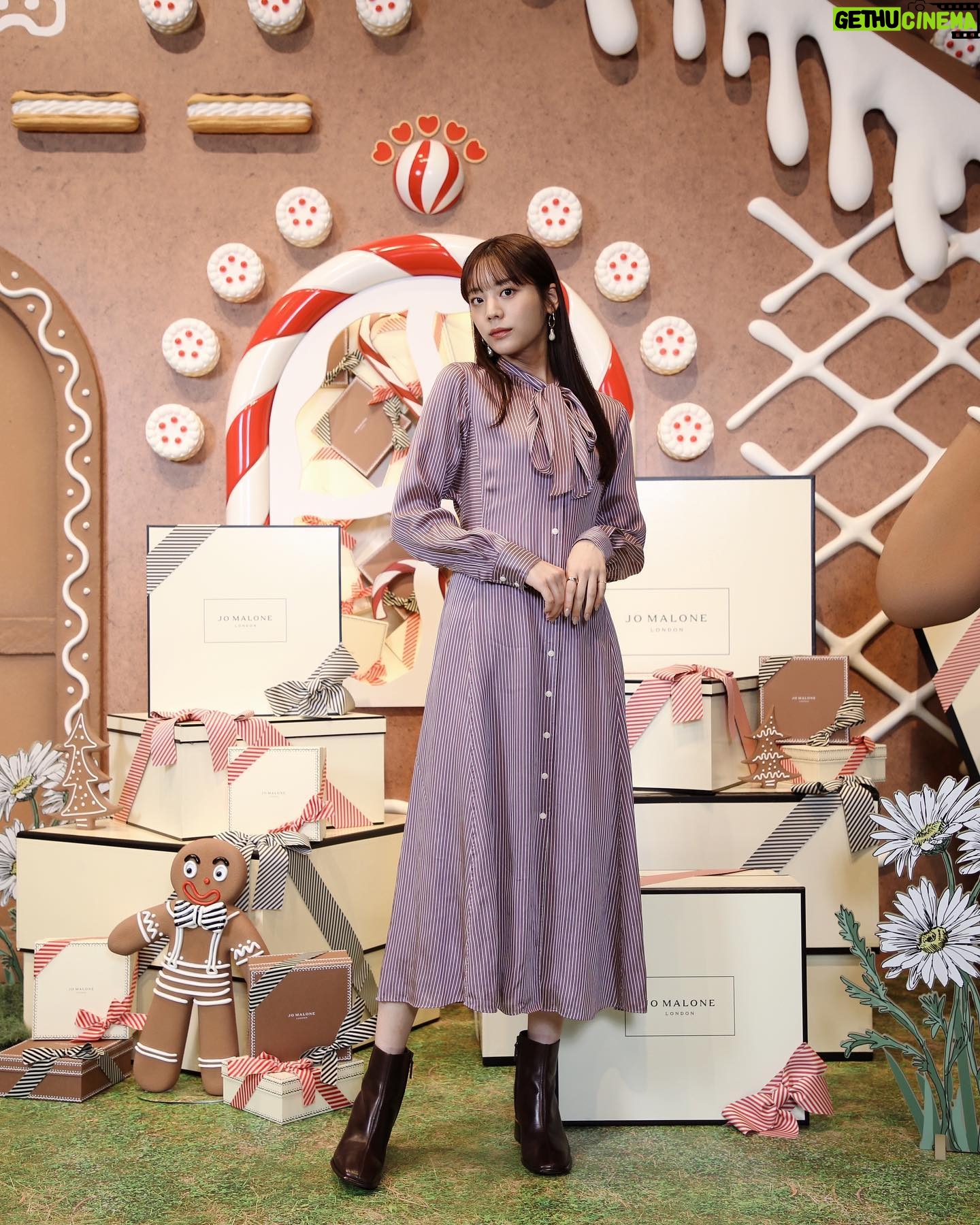 Asuka Kijima Instagram - 大好きなJO MALONE LONDONの “Gingerbread Land”ポップアップイベントへ。 2023年のクリスマス限定コレクションは 英国の伝統菓子 ジンジャーブレッドから インスパイアされたコレクション🎄 甘い中にスパイシーさもあって、 わたしの好みの香り…♡ ジンジャーブレッドハウスや カラフルなオーナメントで彩られたクリスマスツリー、 お菓子の国に迷い込んだような世界観がとっても素敵で クリスマスがより楽しみになる空間でした✨ 12月14日(木)から12月25日(月)の期間、 表参道ヒルズ B3F スペースオー で開催されているので 是非足を運んでみてください🍪 公式LINEアカウントから事前予約ができます☺︎ #PR #JustBecause #JoMaloneLondon #SeasonOfScent