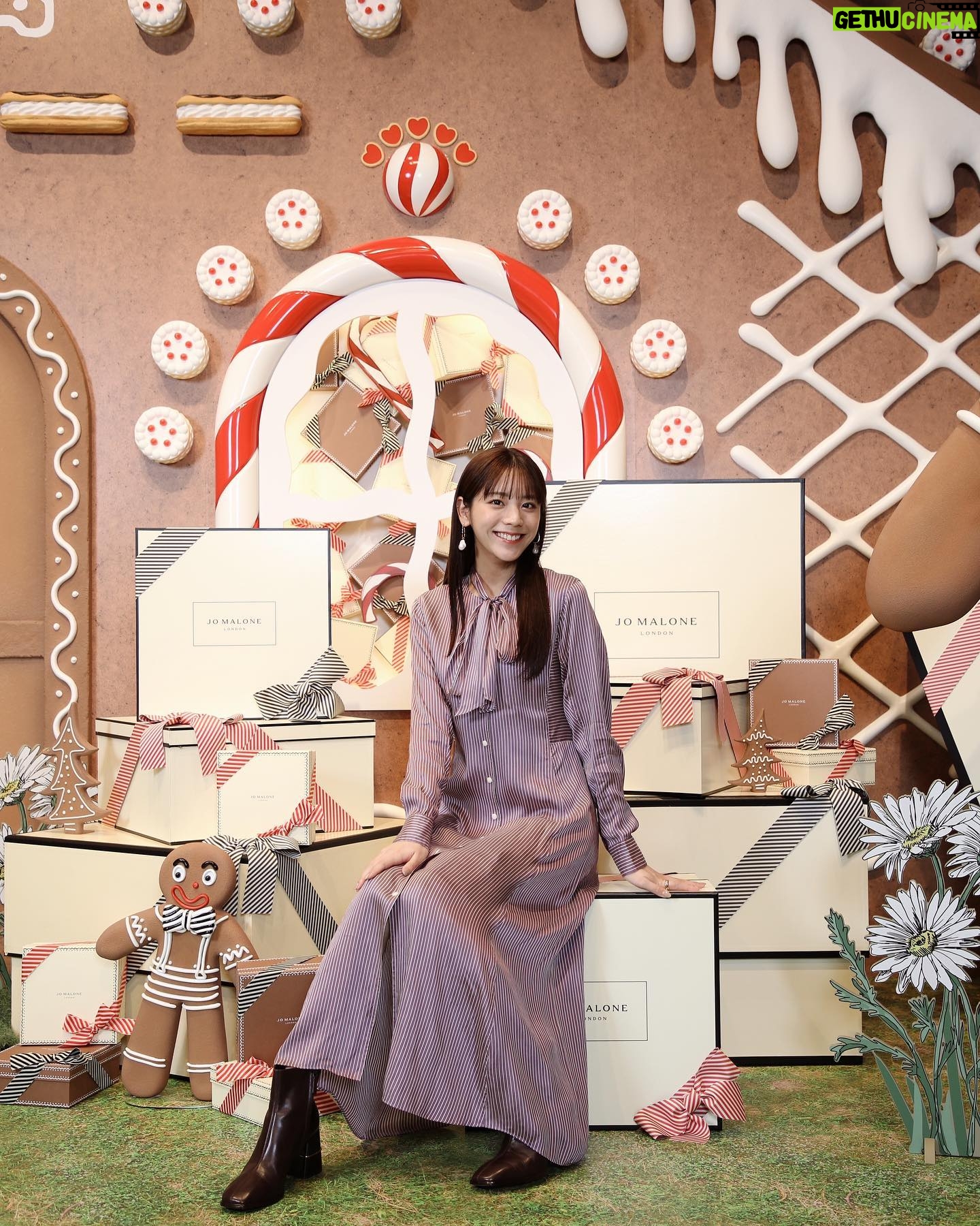 Asuka Kijima Instagram - 大好きなJO MALONE LONDONの “Gingerbread Land”ポップアップイベントへ。 2023年のクリスマス限定コレクションは 英国の伝統菓子 ジンジャーブレッドから インスパイアされたコレクション🎄 甘い中にスパイシーさもあって、 わたしの好みの香り…♡ ジンジャーブレッドハウスや カラフルなオーナメントで彩られたクリスマスツリー、 お菓子の国に迷い込んだような世界観がとっても素敵で クリスマスがより楽しみになる空間でした✨ 12月14日(木)から12月25日(月)の期間、 表参道ヒルズ B3F スペースオー で開催されているので 是非足を運んでみてください🍪 公式LINEアカウントから事前予約ができます☺︎ #PR #JustBecause #JoMaloneLondon #SeasonOfScent