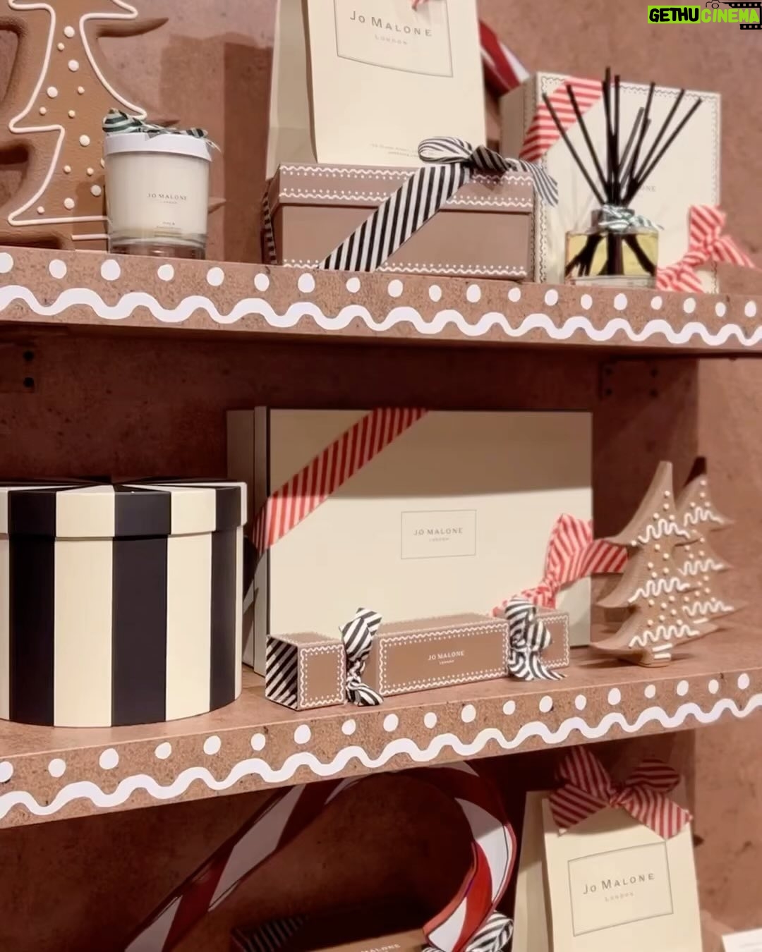 Asuka Kijima Instagram - 大好きなJO MALONE LONDONの “Gingerbread Land”ポップアップイベントへ。 2023年のクリスマス限定コレクションは 英国の伝統菓子 ジンジャーブレッドから インスパイアされたコレクション🎄 甘い中にスパイシーさもあって、 わたしの好みの香り…♡ ジンジャーブレッドハウスや カラフルなオーナメントで彩られたクリスマスツリー、 お菓子の国に迷い込んだような世界観がとっても素敵で クリスマスがより楽しみになる空間でした✨ 12月14日(木)から12月25日(月)の期間、 表参道ヒルズ B3F スペースオー で開催されているので 是非足を運んでみてください🍪 公式LINEアカウントから事前予約ができます☺︎ #PR #JustBecause #JoMaloneLondon #SeasonOfScent