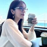 Asuka Kijima Instagram - ‍ 通学中に毎日電車から見ていた景色を眺めながら、久しぶりに地元の大好きな場所へ。 高校生のときはスタバに行くことがおしゃれ！ という時期でして…😂（あるよね？笑） 明石海峡大橋と海が見えるこのスタバに友達とよく行ってた☺︎ おすすめは夜の景色なのですが、日帰りだったので明るい時間に✨ 風が強かったけどどうせならと思いテラス席を選んだよ🫶🏻 海を見ながらまったりと過ごせました。 　 　 この日は父にも数年ぶりに会えて嬉しかった。 とっても元気そうで良かった〜 毎日1時間ウォーキングしてるらしい😳見習わないと！！ 64歳だけど姿勢が良くてすらっとしてる父が素敵でした。 ‍　 ‍