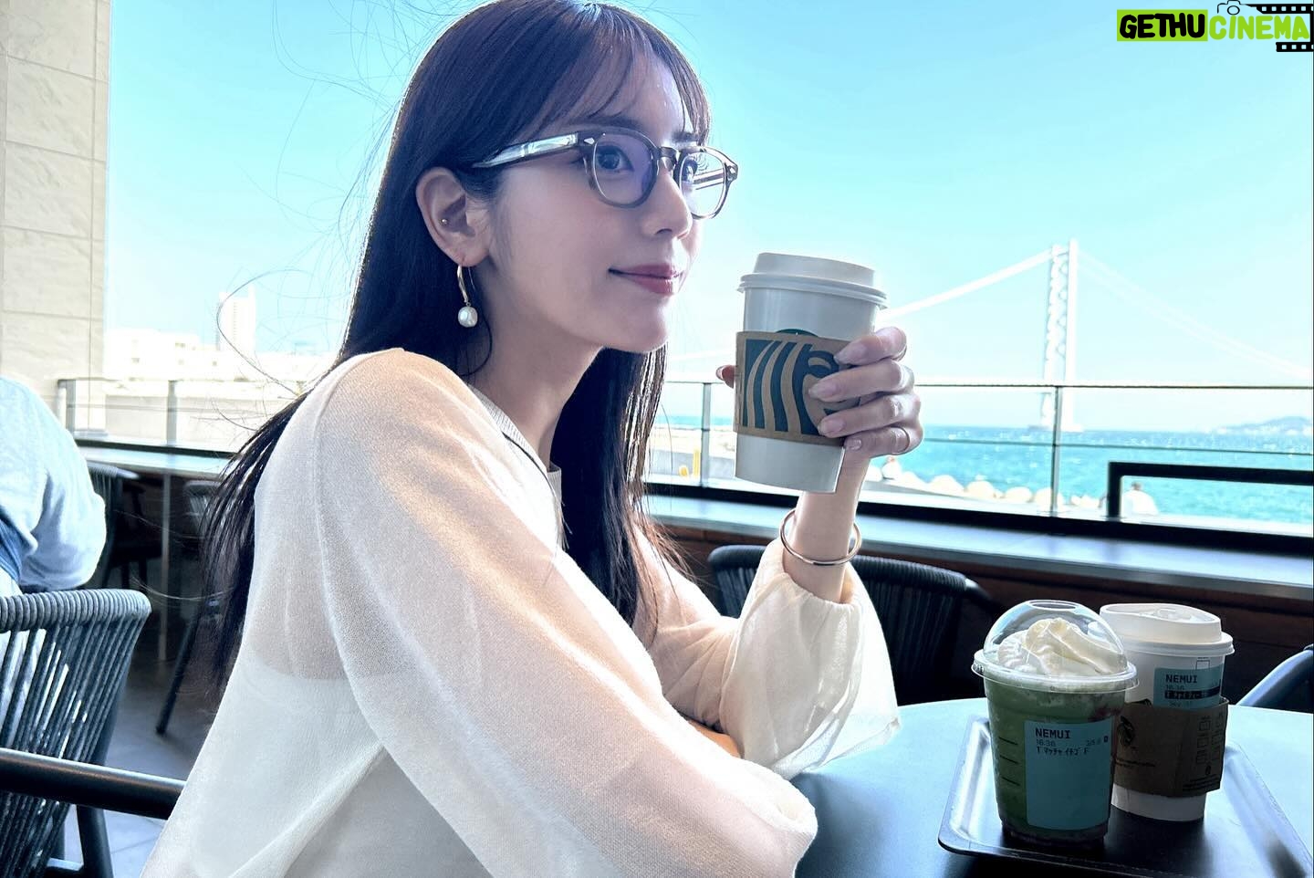 Asuka Kijima Instagram - 通学中に毎日電車から見ていた景色を眺めながら、久しぶりに地元の大好きな場所へ。 高校生のときはスタバに行くことがおしゃれ! という時期でして…😂(あるよね?笑) 明石海峡大橋と海が見えるこのスタバに友達とよく行ってた☺︎ おすすめは夜の景色なのですが、日帰りだったので明るい時間に✨ 風が強かったけどどうせならと思いテラス席を選んだよ🫶🏻 海を見ながらまったりと過ごせました。 この日は父にも数年ぶりに会えて嬉しかった。 とっても元気そうで良かった〜 毎日1時間ウォーキングしてるらしい😳見習わないと!! 64歳だけど姿勢が良くてすらっとしてる父が素敵でした。 
