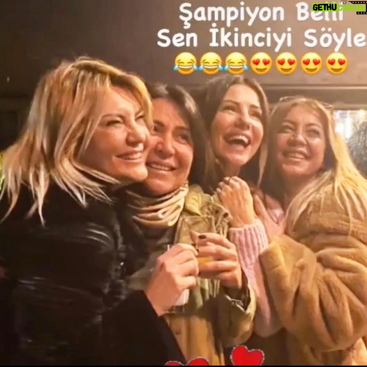 Asuman Dabak Instagram - Tarihe imza atacak kadar güzel bir doğum haftası hazırlayan ,canımmm güzel yürekli güzelll dostlarımm,yanımda olamayan arayıp mesaj yazan tüm sevdiklerime çokkk teşekkür ediyorum 🙏💕Hayat dostlarla paylaştıkça güzel her birinizi kalbinizden öpüyorum💋yine bu şahane doğum günün mimarları olan @fulyagnddu @burcuhtt @biremyapar ayrıca teşekkür ediyorum ,çoookkkk özell olduğumu bu kadar samimi hissettirdiğiniz için 💕sizleri çokkk seviyorummm💋🍷🙏