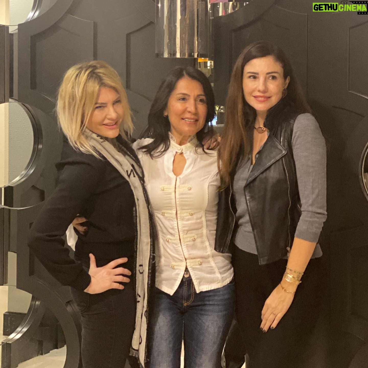 Asuman Dabak Instagram - Tarihe imza atacak kadar güzel bir doğum haftası hazırlayan ,canımmm güzel yürekli güzelll dostlarımm,yanımda olamayan arayıp mesaj yazan tüm sevdiklerime çokkk teşekkür ediyorum 🙏💕Hayat dostlarla paylaştıkça güzel her birinizi kalbinizden öpüyorum💋yine bu şahane doğum günün mimarları olan @fulyagnddu @burcuhtt @biremyapar ayrıca teşekkür ediyorum ,çoookkkk özell olduğumu bu kadar samimi hissettirdiğiniz için 💕sizleri çokkk seviyorummm💋🍷🙏