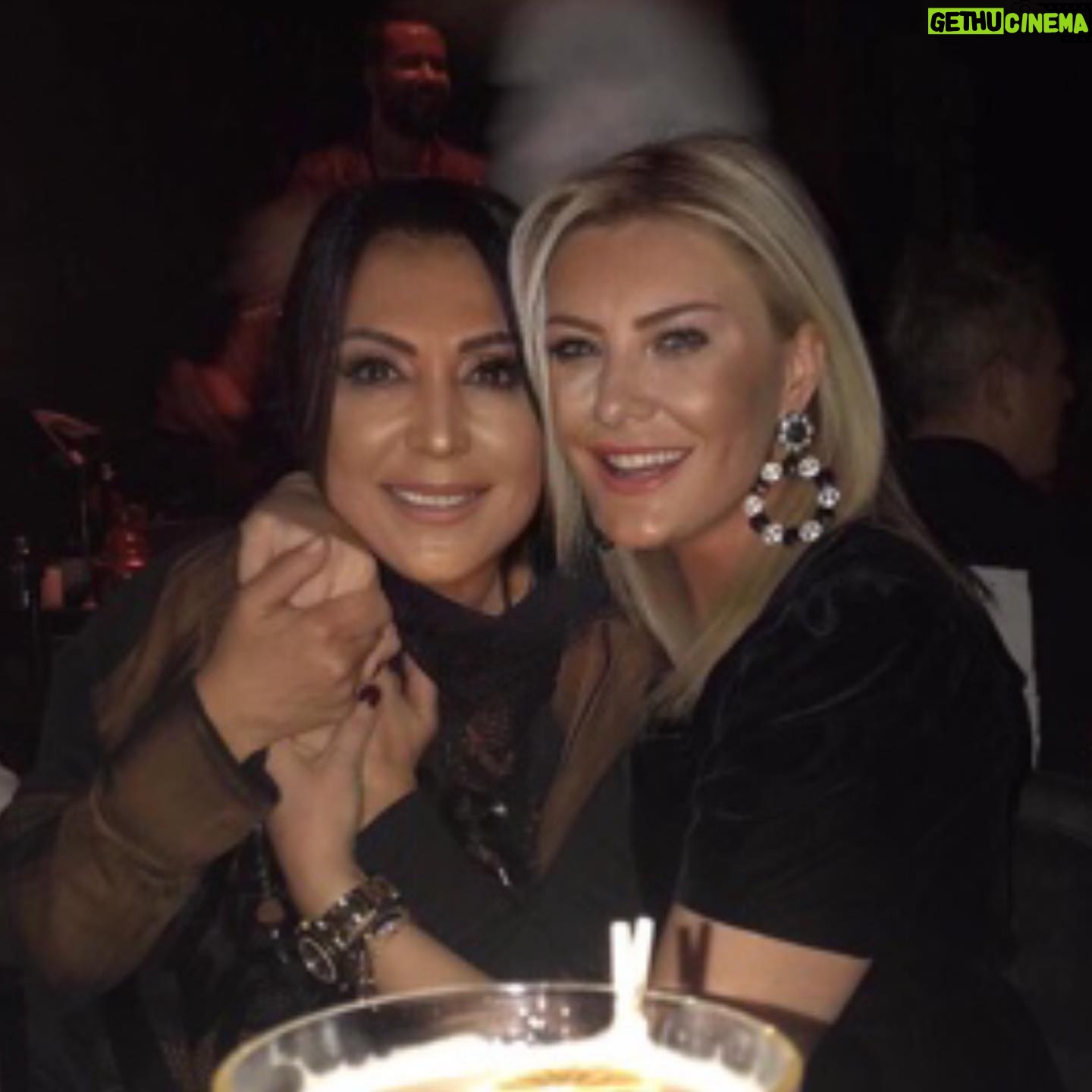 Asuman Dabak Instagram - Ne güzel geldin girdin hayatıma, iyi ki oldun ,iyi yürekli güzell Burcu’mmm, çookk mutlu yılların olsun sevdiklerinle ,çokk eğleneceğimiz çoookkkk güleceğimiz nice yıllarda hep birlikte olalım balımmm çookkk seviyorummm seni hep olll 💕💋💋💋💐💃🏽💃🏽🍷🍷🌈🙏 @burcuhtt