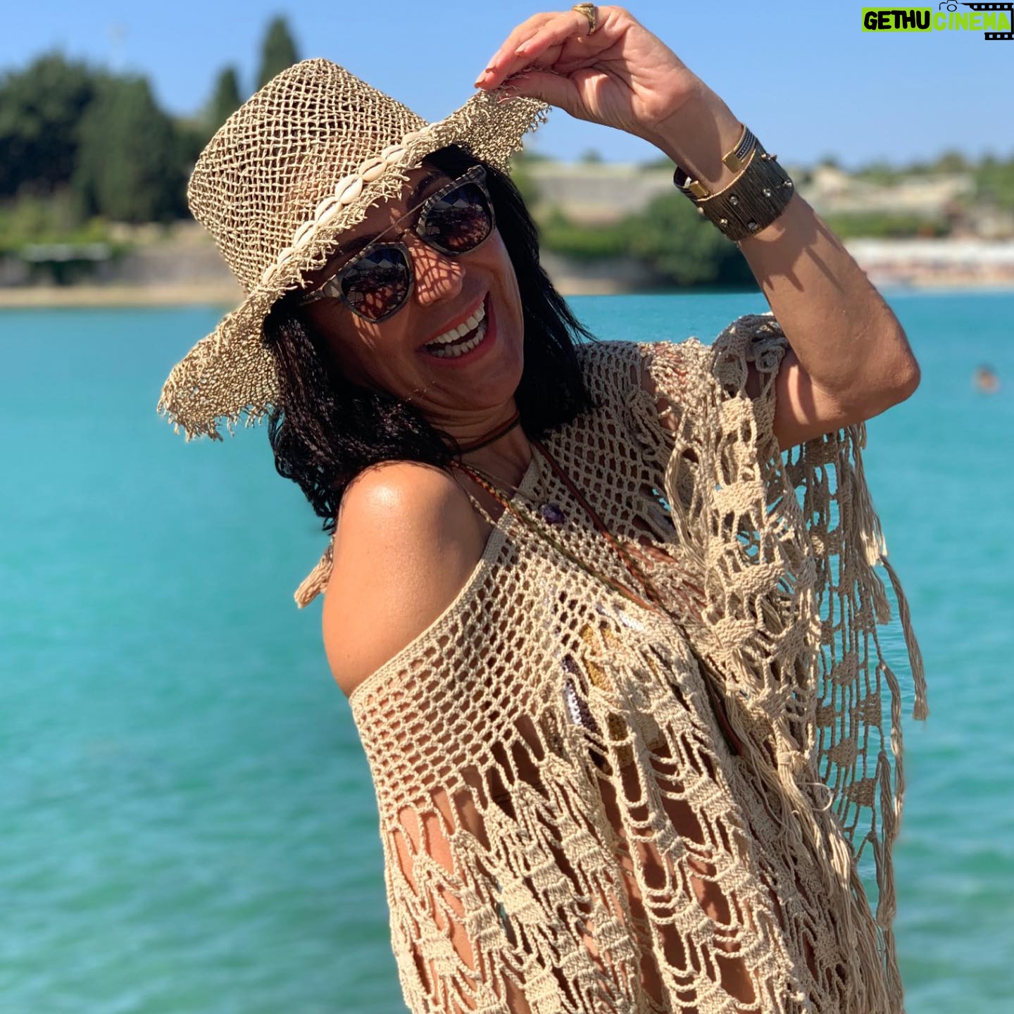 Asuman Dabak Instagram - Bali esintileri tabikii,harika bir koleksiyon hazırlamış yine fındığımm 👏👏👏👍😍 2021 yaz sezonu çekimleri Çeşme’de yapıldı @balifashionbags @ffunda_mizrak ellerine sağlık olsun canımmm benimmm👏👏👏👍