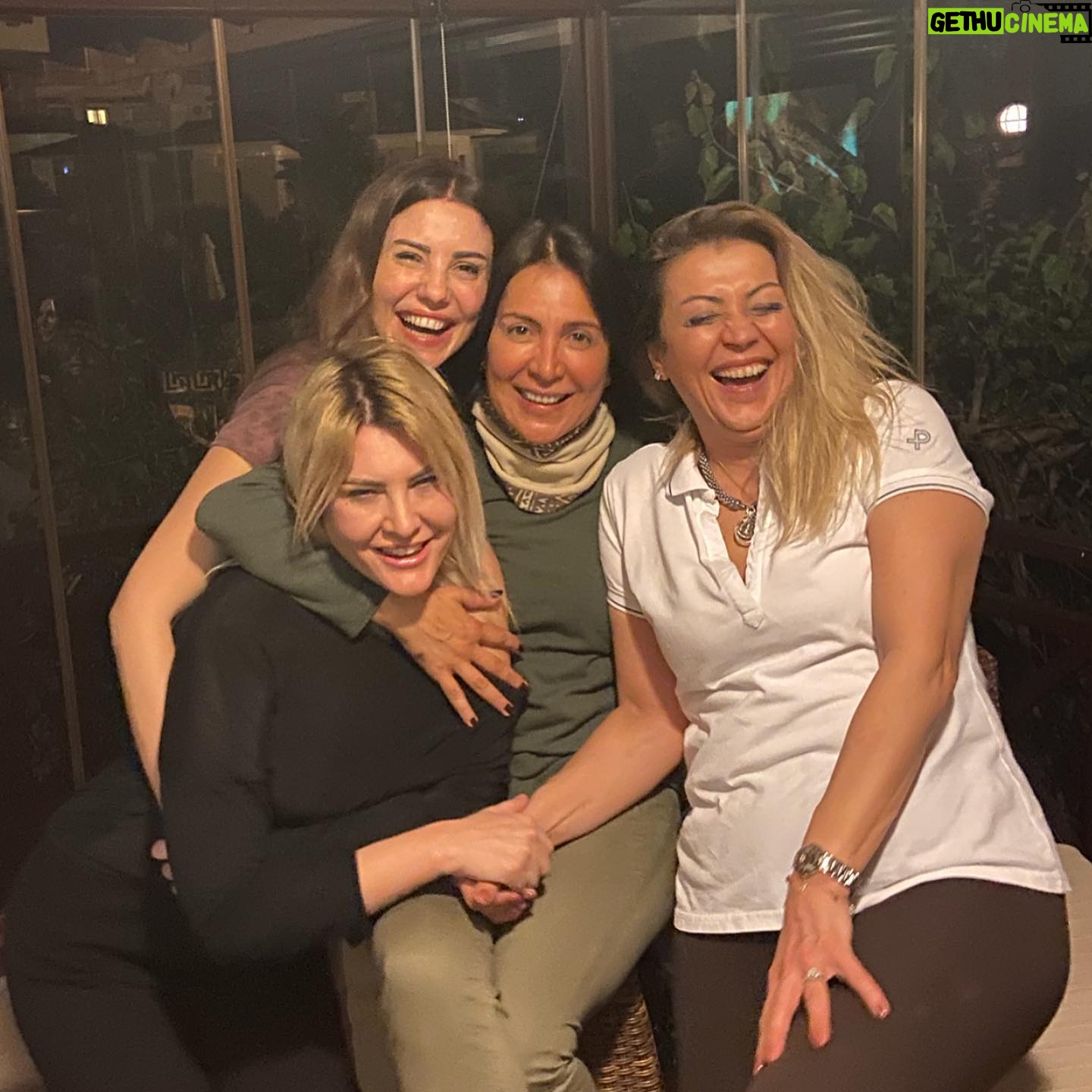 Asuman Dabak Instagram - Tarihe imza atacak kadar güzel bir doğum haftası hazırlayan ,canımmm güzel yürekli güzelll dostlarımm,yanımda olamayan arayıp mesaj yazan tüm sevdiklerime çokkk teşekkür ediyorum 🙏💕Hayat dostlarla paylaştıkça güzel her birinizi kalbinizden öpüyorum💋yine bu şahane doğum günün mimarları olan @fulyagnddu @burcuhtt @biremyapar ayrıca teşekkür ediyorum ,çoookkkk özell olduğumu bu kadar samimi hissettirdiğiniz için 💕sizleri çokkk seviyorummm💋🍷🙏