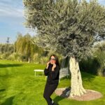 Asuman Dabak Instagram – “Zeytini dinledim beklemeyi öğrendim,Akasya dan gitmeyi,vuslatı ceviz ağacından,limonun dediği ayrılığı ve aşkı Nar dan..”demiş şair…😎