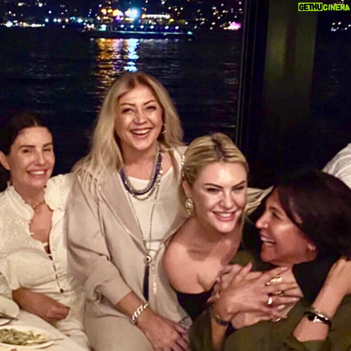 Asuman Dabak Instagram - Ne güzel geldin girdin hayatıma, iyi ki oldun ,iyi yürekli güzell Burcu’mmm, çookk mutlu yılların olsun sevdiklerinle ,çokk eğleneceğimiz çoookkkk güleceğimiz nice yıllarda hep birlikte olalım balımmm çookkk seviyorummm seni hep olll 💕💋💋💋💐💃🏽💃🏽🍷🍷🌈🙏 @burcuhtt