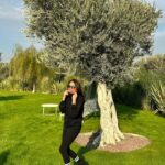 Asuman Dabak Instagram – “Zeytini dinledim beklemeyi öğrendim,Akasya dan gitmeyi,vuslatı ceviz ağacından,limonun dediği ayrılığı ve aşkı Nar dan..”demiş şair…😎